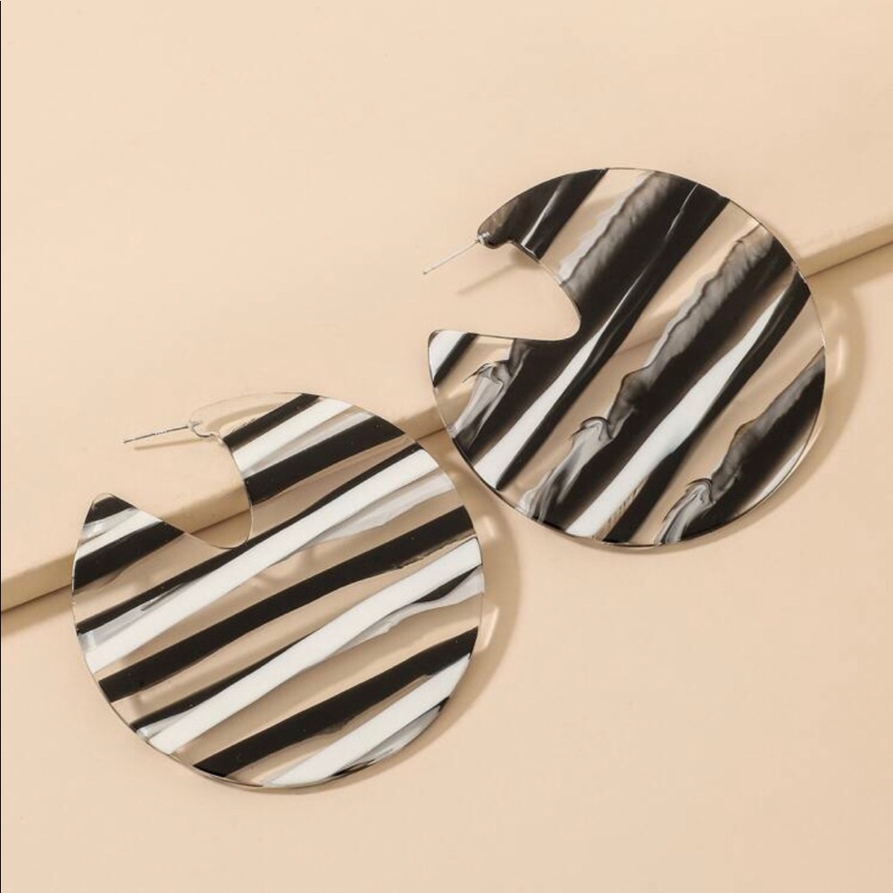 - Beautiful Large Mono chrome colored earrings - Picture 4 of 6